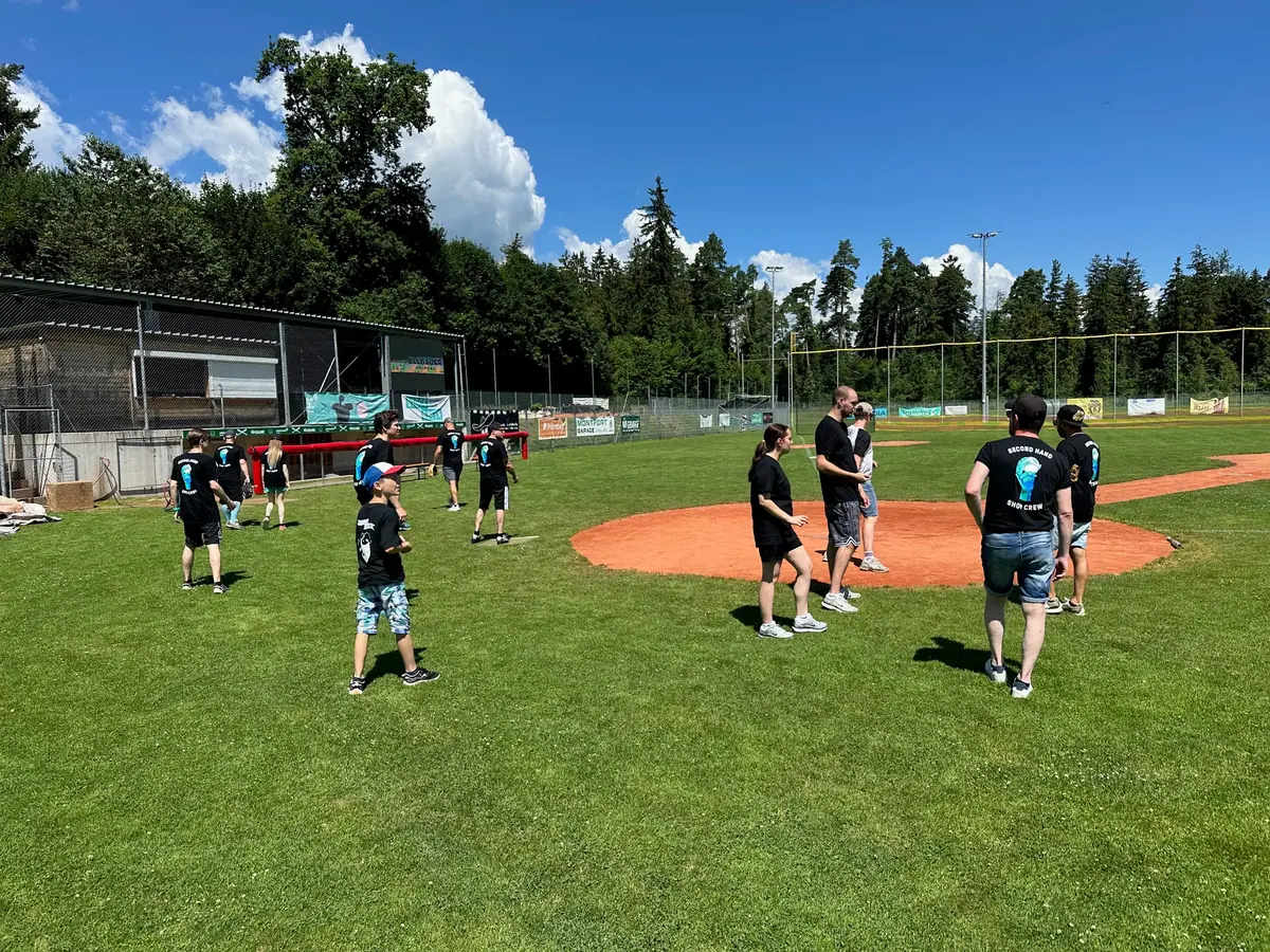 Stock und Bein Teammitglieder auf dem Baseballfeld.